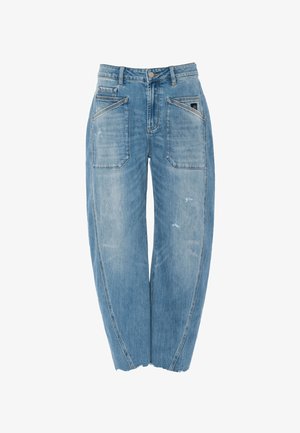 Světlé modré džínové kalhoty s velkými předními nášivkovými kapsami, mírně opraným vzhledem, zapínáním na knoflíky a surovým lemem na kotnících.