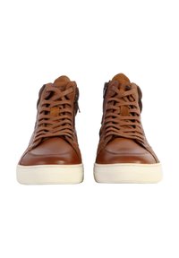 Bruine leren hoge sneakers hebben een gestructureerde afwerking, vetersluiting aan de voorkant en een zijrits. Rubberen zool met witte accenten.