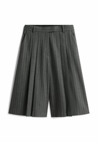 Pantalones cortos grises a rayas con pliegues, bolsillos, cinturilla y un diseño a medida. Hechos de un tejido texturizado.