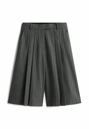 Graue Shorts mit Nadelstreifen, die Falten, Taschen, einen Bund und ein maßgeschneidertes Design aufweisen. Hergestellt aus strukturiertem Stoff.