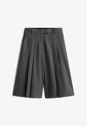 Shorts grigi a righe sottili con pieghe, tasche, una vita e un design sartoriale. Realizzati in tessuto testurizzato.