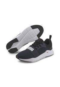 Scarpe da ginnastica navy con tomaia in rete traspirante, suola in gomma bianca, dettagli neri e grande logo bianco sul lato. Lacci piatti per una calzata sicura.