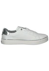 Weiße Leder-Sneaker mit einem metallisch silbernen Fersenakzent, runder Zehenpartie und weißer Gummisohle mit texturiertem Muster. Mit Schnürverschluss.