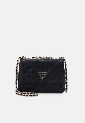 Sac bandoulière en cuir noir matelassé avec bandoulière chaîne dorée et logo triangulaire Guess sur le rabat avant.