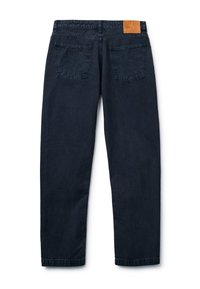 Tmavě modré džíny s rovnými nohavicemi vyrobené z denimu. Mají dvě zadní kapsy s prošitím a na pasu hnědý kožený štítek.