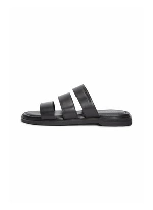 Czarna sandałka typu slide z trzema szerokimi skórzanymi paskami i płaską podeszwą, zaprojektowana do noszenia na co dzień.