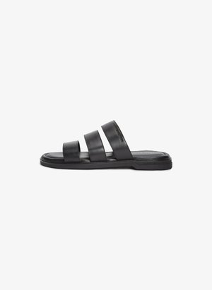Zwarte slides-sandaal met drie brede leren bandjes en een platte zool, ontworpen voor casual gebruik.