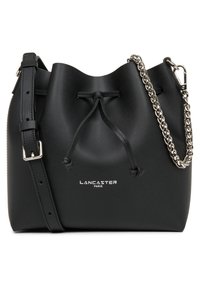 Borsa a secchiello in pelle nera con chiusura a laccio, accentata da una catena argentata e con tracolla regolabile. Presenta il logo 'Lancaster Paris' sul davanti.