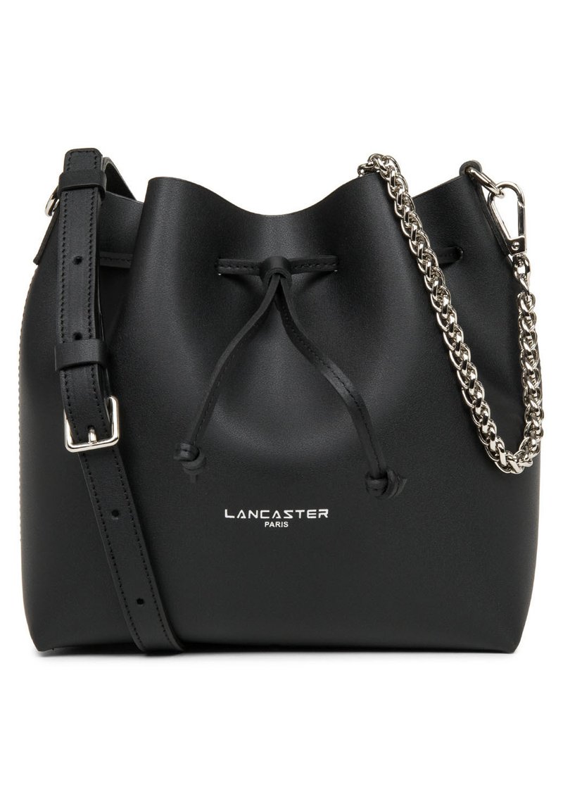 Borsa a secchiello in pelle nera con chiusura a laccio, accentata da una catena argentata e con tracolla regolabile. Presenta il logo 'Lancaster Paris' sul davanti.