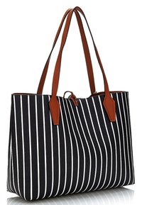 Sac fourre-tout rayé noir et blanc avec des poignées et des accents en cuir marron. Présente une forme structurée et une texture lisse.