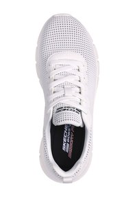 Weißer Sportschuh mit einem Netz-Obermaterial, runder Zehenpartie, flachen Schnürsenkeln, gepolstertem Schaftrand und einer schwarzen Innensohle mit der Aufschrift "Skechers Memory Foam".