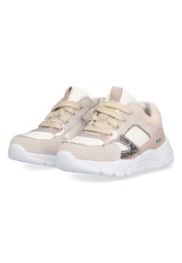 Zapatillas con una mezcla de materiales beige suave y blanco, con detalles metálicos, paneles laterales texturizados y una suela blanca duradera.