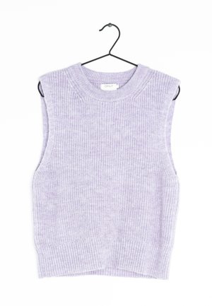 Gilet de pull sans manches en tricot violet clair avec bords côtelés, accroché à un cintre noir sur fond blanc.