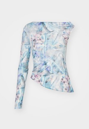 Asymmetrisk långärmad topp i ett blått och rosa abstrakt mönster, med rynkad textur och rundad halsringning. Tillverkad av lättviktig tyg.