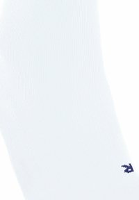 Witte geribbelde sokken gemaakt van een glad materiaal met een donkerblauw geborduurd logo. De sokken hebben een standaard crew lengte.