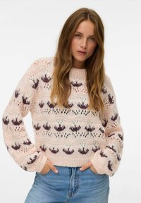 Suéter de punto en suave color rosa, con un patrón texturizado y acentos en púrpura y blanco, cuello redondo y mangas ligeramente oversize.