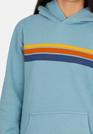 Jasnoniebieska bluza z kapturem z przednią kieszenią, z poziomymi paskami w kolorach żółtym, pomarańczowym i granatowym na wysokości klatki piersiowej. Miękka faktura.
