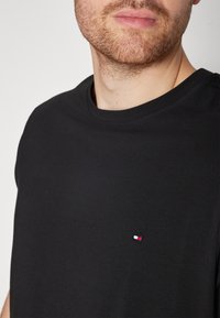 Tommy Hilfiger CORE STRETCH SLIM TEE - Basic T-shirt - black