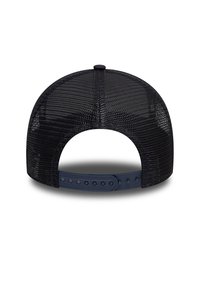 Schwarze Mesh-Baseballmütze mit gebogenem Schirm, verstellbarem Kunststoffsnapback und strukturiertem Design. Verfügt über Belüftungsöffnungen für Atmungsaktivität.