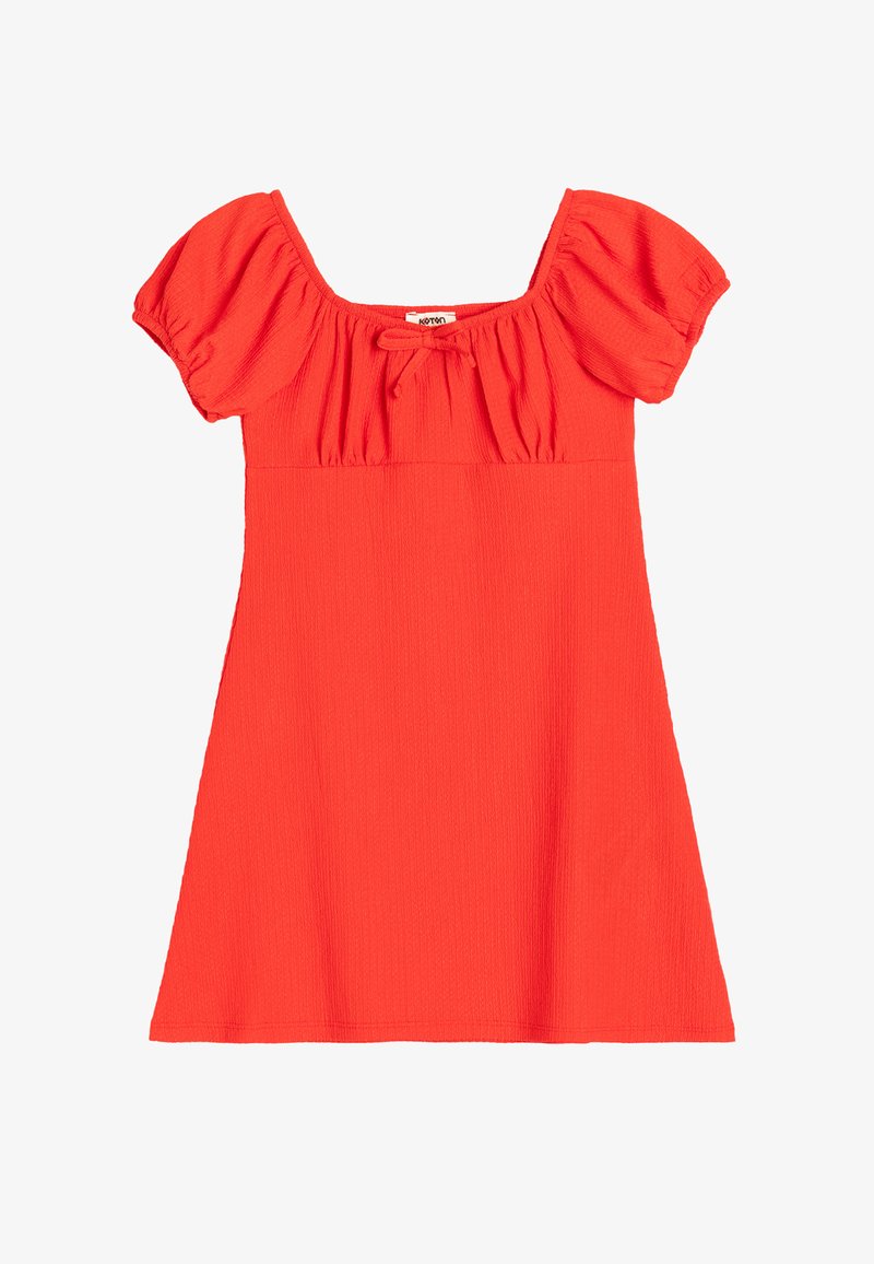 Czerwona sukienka z kwadratowym dekoltem, krótkimi bufkami i luźnym krojem. Wykonana z fakturowanej tkaniny z marszczeniami na górze.