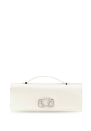 Pochette en cuir blanc de forme rectangulaire, dotée d'une poignée supérieure et d'une quincaillerie en ton argent sous la forme d'un logo incrusté de strass.