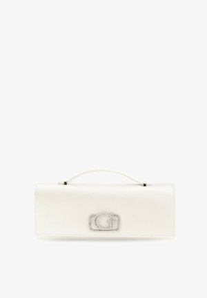 Pochette en cuir blanc de forme rectangulaire, dotée d'une poignée supérieure et d'une quincaillerie en ton argent sous la forme d'un logo incrusté de strass.
