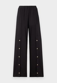 Pantalones anchos negros fabricados con un tejido suave, que cuentan con una cinturilla elástica y botones decorativos dorados a lo largo de las costuras laterales.