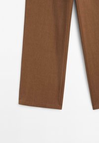 Bruine, op maat gemaakte broek met een rechte pijpdesign, met een gladde textuur en een nette zoomafwerking.