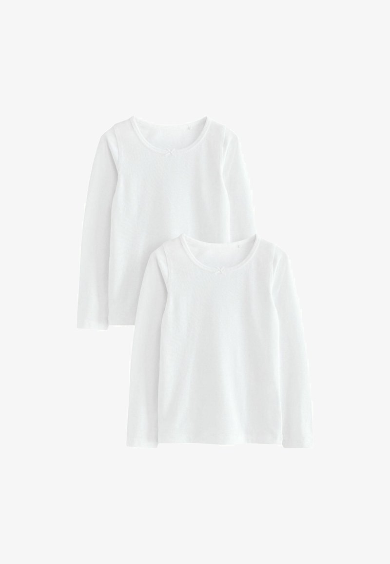 Deux t-shirts blancs unis à manches longues avec col rond et petites surpiqûres décoratives à l'encolure, empilés sur un fond blanc.
