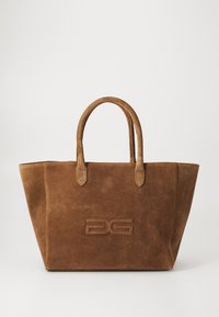 Bruine suède tote bag met twee ronde handvaten, een gestructureerd ontwerp en een geperst logo aan de voorkant. Gladde textuur met een elegante afwerking.