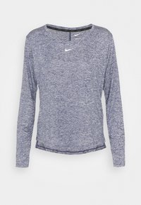 Námořnická modrá sportovní mikina s dlouhým rukávem vyrobená z lehké texturované látky. Obsahuje kulatý výstřih a malé bílé logo na hrudi.