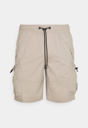 Beige Cargo-Shorts für Herren mit elastischem Bund, schwarzem Kordelzug, seitlichen und vorderen Taschen sowie knielangem Saum.