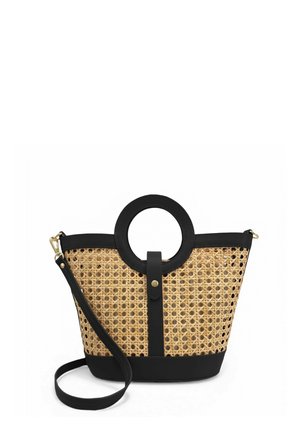 Sac seau en rotin tressé avec garniture en cuir noir, poignée circulaire et bandoulière noire amovible sur fond blanc.
