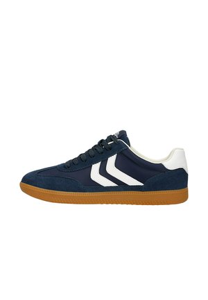 Sneaker basse blu navy con strisce a chevron bianche, dettaglio bianco sul tallone, lacci neri e suola in gomma.