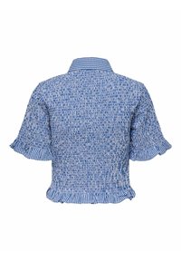 Blouse texturée bleue et blanche à manches courtes, avec volants aux ourlets et col ainsi que poignets à carreaux, vue de dos.