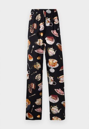 Pantalons en tissu noir avec un motif répétitif de services à thé et de desserts, ornés de couleurs vives et d'illustrations détaillées de gâteaux et de pâtisseries.