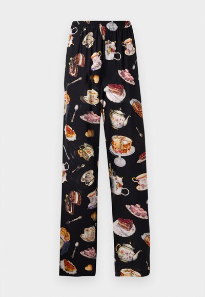 Pantaloni din țesătură neagră cu un model repetitiv de seturi de ceai și deserturi, cu culori vibrante și ilustrații detaliate ale torturilor și deliciilor.