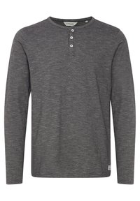 Langærmet henley-shirt lavet af mørkegrå stof. Har en tre-knaps placket og en subtil tekstur, med et logomærke ved kanten.