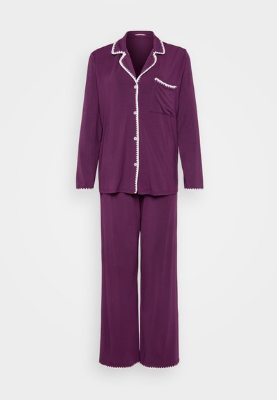 Conjunto de pijama roxo com piping branco, apresentando uma jaqueta abotoada com um bolso no peito e calças longas com bainhas em forma de concha, feito de material suave.