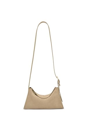 Bolso de hombro beige de ante con una correa larga y un diseño minimalista, con una forma suave y caída y detalle de borla lateral.