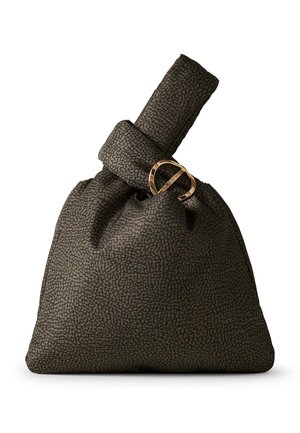 Borsa in tessuto verde con un motivo testurizzato, manico annodato e accentuazione in hardware dorato, caratterizzata da un dettaglio a cerchio per la chiusura.