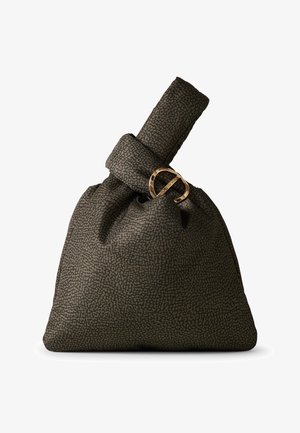 Sac en tissu vert avec un motif texturé, poigné noué et accents en métal doré, présentant un détail en forme de hoop rond pour la fermeture.