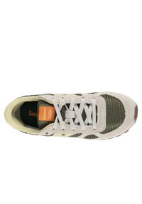 Zapatillas con parte superior de ante beige y acentos de malla verde, cordones blancos y suela de goma texturizada. Etiqueta de logo naranja en la lengüeta.