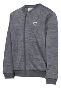 Grå zip-up bomberjacka i texturerad tyg, med ribbade muddar, rund krage och en liten broderad logotyp på vänster bröst.