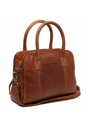 Sac à main en cuir marron avec deux poignées supérieures, une bandoulière amovible et une fermeture zippée. Présente des accents de couture visibles et un logo subtil.