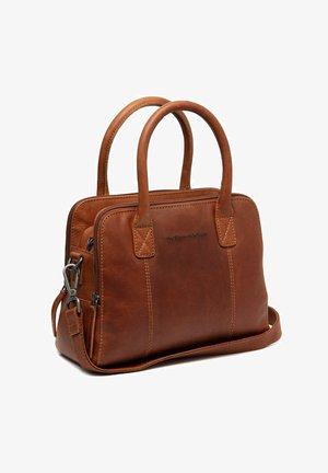 Braune Lederhandtasche mit zwei Obergriffen, einem abnehmbaren Riemen und Reißverschluss. Sie hat sichtbare genähte Akzente und ein dezentes Logo.