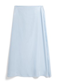 Lichtblauwe rok van zachte stof, met een wikkelontwerp en een zijopening, afgewerkt met een discreet ritsje op de heup.