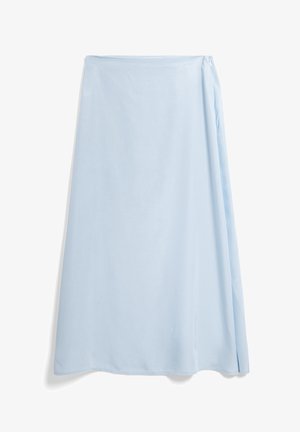 Himbeerblauer Rock aus weichem Stoff, mit einem Wickeldesign, seitlicher Öffnung und einem unauffälligen Reißverschlussverschluss an der Hüfte.