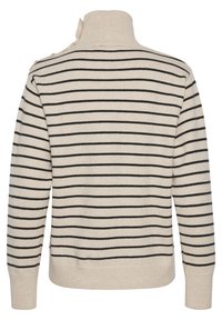 Suéter a rayas beis y negro con cuello alto. Presenta una textura suave, botones laterales, un ajuste estructurado y mangas largas.