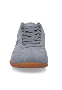 Graue Wildleder-Sportschuh mit einem hellblauen Akzentstreifen, ausgestattet mit strukturierten Schnürsenkeln, einer abgerundeten Zehenpartie und einer braunen Gummisohle mit Zickzack-Muster.
